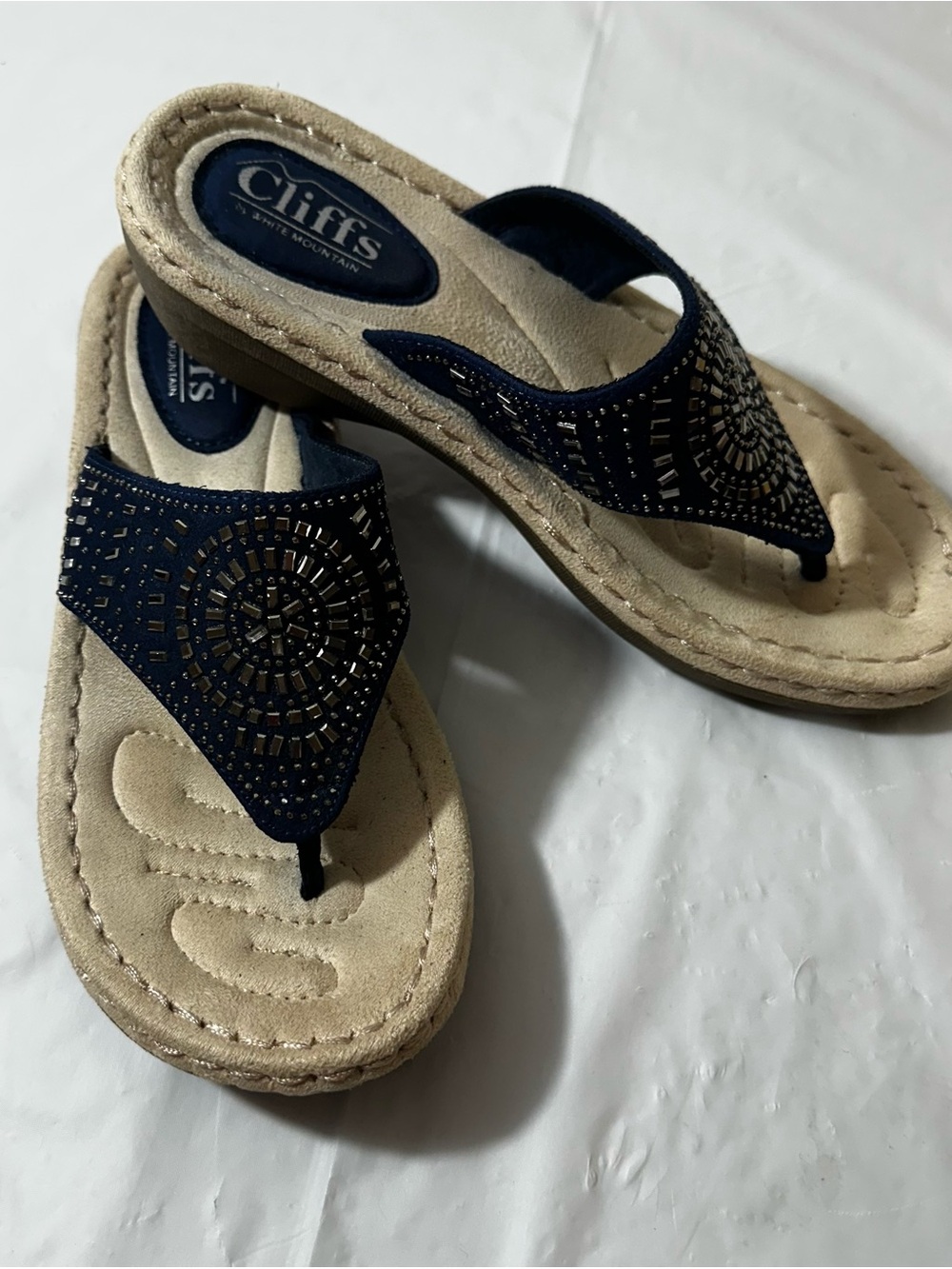 Cliffs by WHITE MOUNTAIN Navy Embellished Thong Sandals Size 7 - Picture 10 of 11